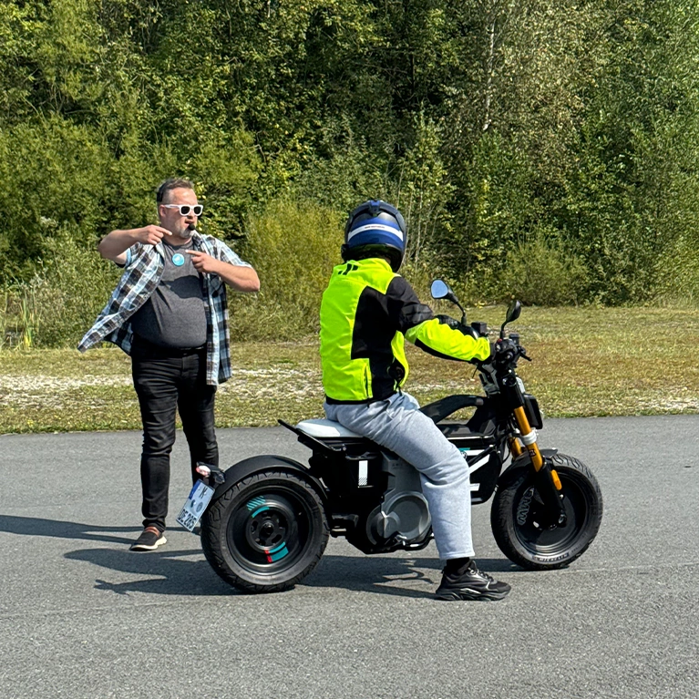 Ingo erklärt mit Gesten