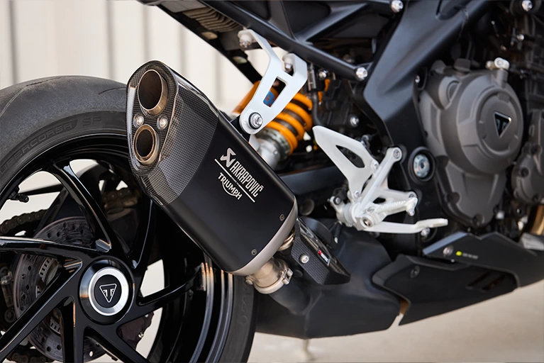 akrapovic auspuffanlage der speed triple 1200 rs